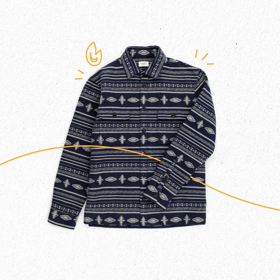 La surchemise à motifs jacquard, détourée sur fond crème.