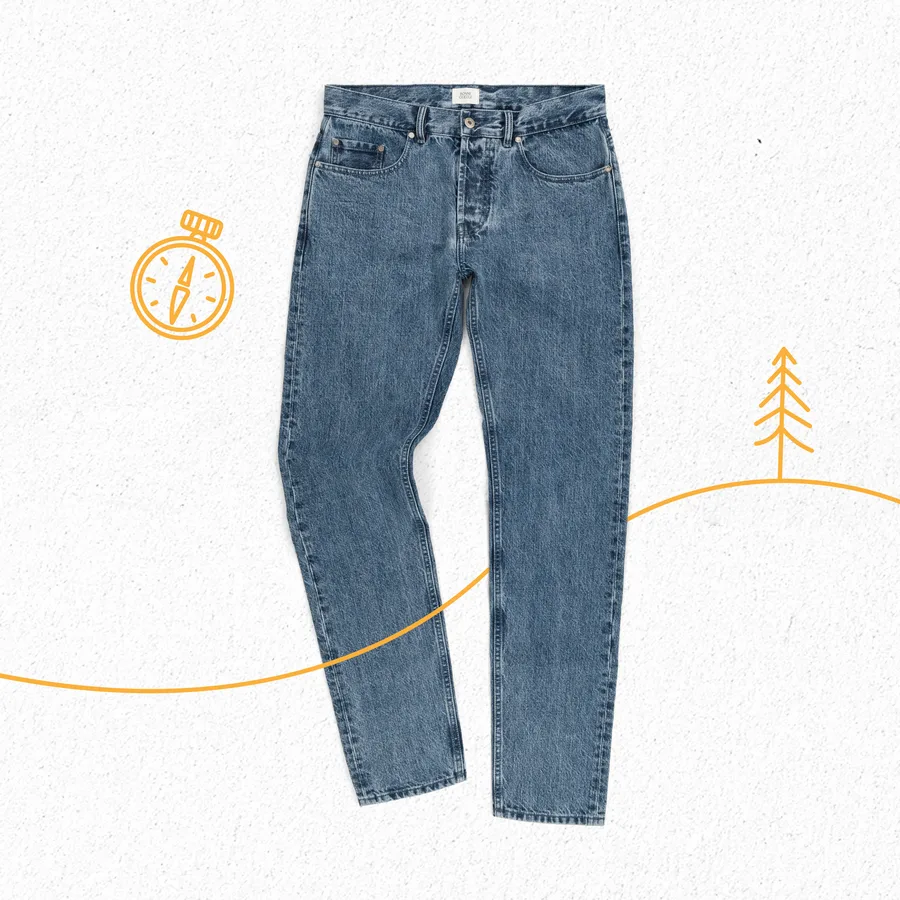 Le jean, entouré d’une boussole et d’un sapin dessinés.