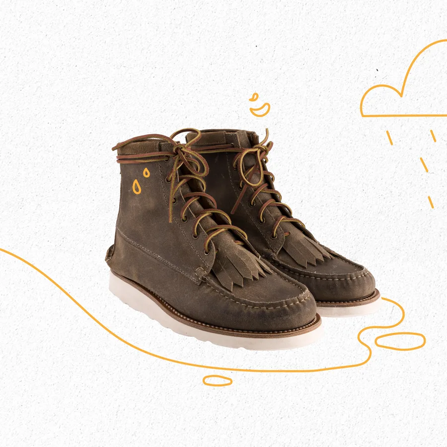 Les boots en cuir brun, sous une pluie tracée à la main.
