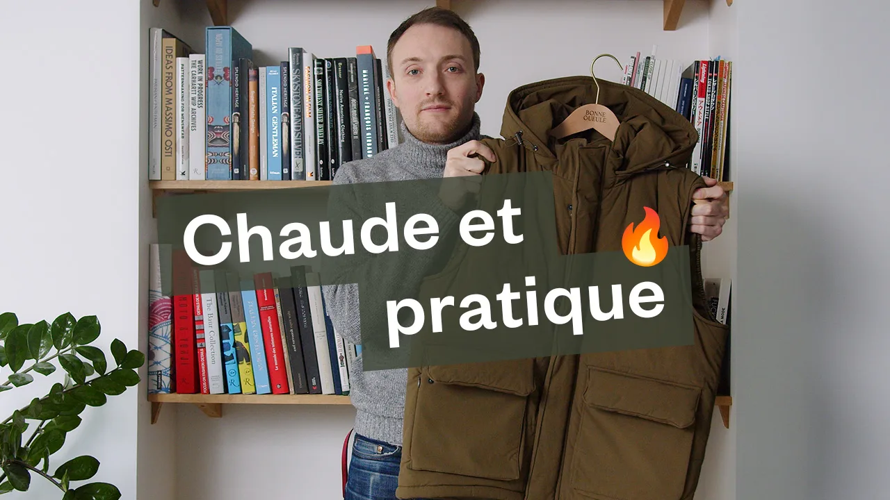 Vignette vidéo : la doudoune sans manches tenue sur son cintre.