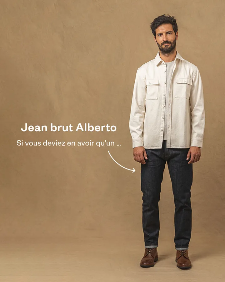 Silhouette complète : jean brut, surchemise écrue et boots marron.