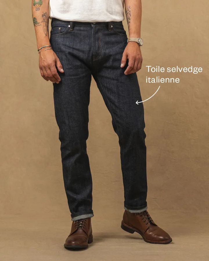 Le jean annoté : toile selvedge italienne et revers ourlé.
