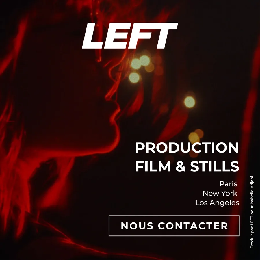 Profil féminin dans une lumière rouge et des flous lumineux.