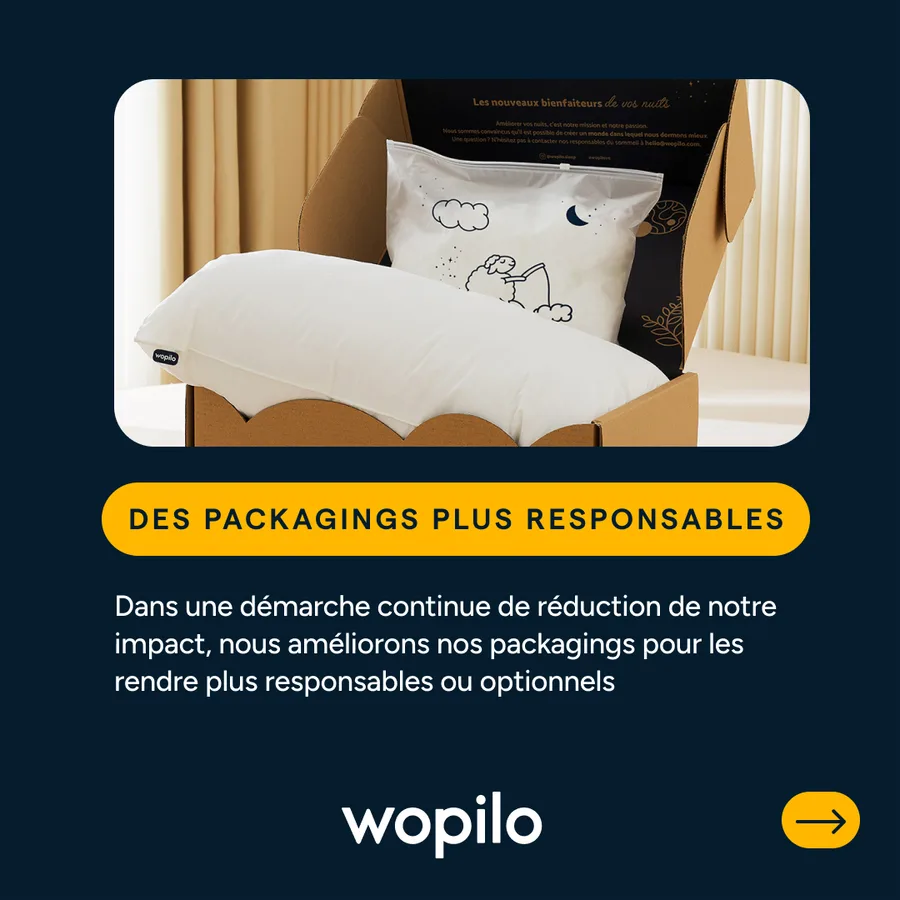 Carton ouvert sur un oreiller et une pochette illustrée d’un mouton.
