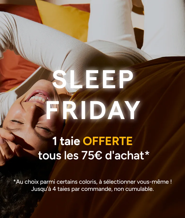 Opération Sleep Friday : dormeuse rieuse dans des draps bruns, taie offerte.