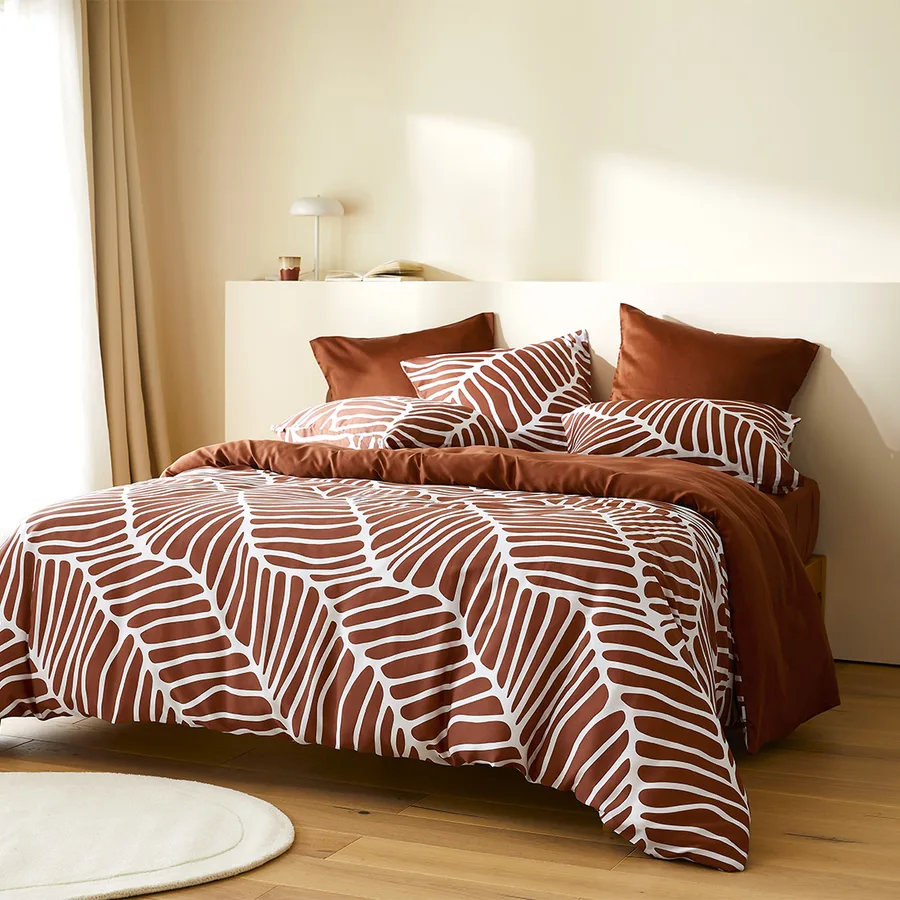 Même chambre en terracotta, le motif Dunes couvre couette et oreillers.