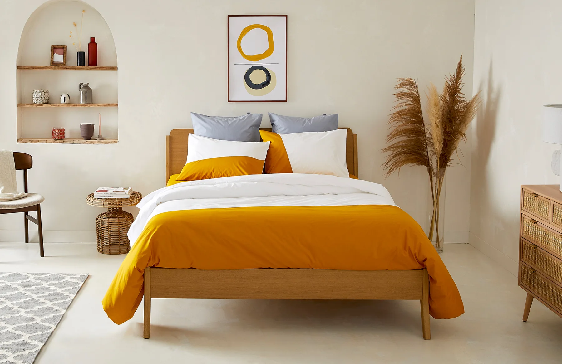 Parure Diagonale moutarde et blanche dans une chambre claire, affiche graphique.