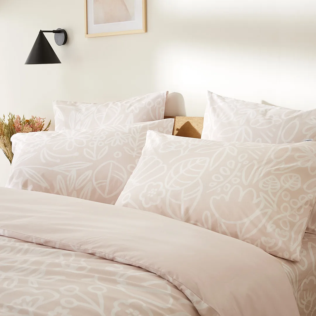 Oreillers et couette imprimés du motif Flowrette, camaïeu de rose.