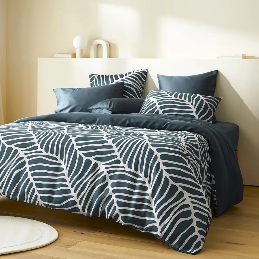 Wopilo — Motifs — Trois motifs textiles dessinés pour le linge de lit Wopilo : Dunes, Diagonale et Flowrette, du tracé à la housse.
